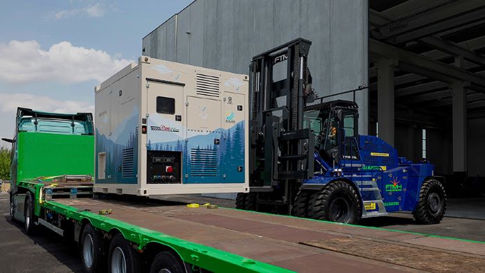 FTMH’s FTF 26-12 EL electric forklift lifts TecnoGen’s BESS with a charging interface. Both applications are powered by Volvo Penta’s battery systems for electromobility and energy storage.